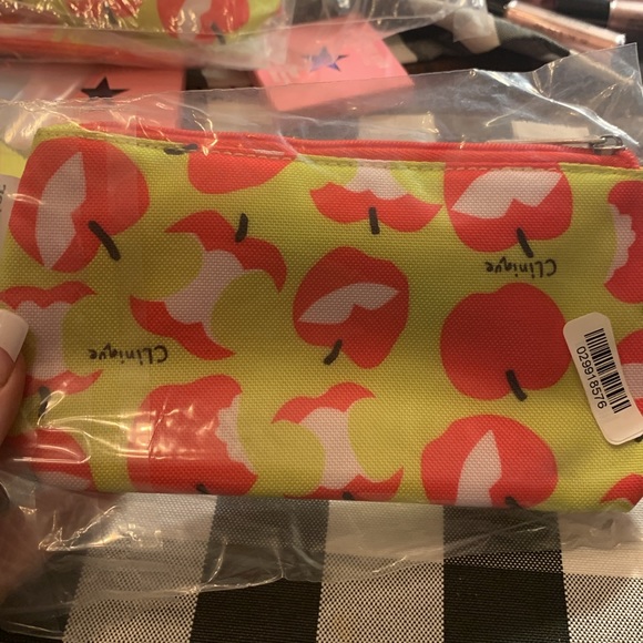 NIP Clinique Makeup Bag with full size lipstick - Picture 9 of 11